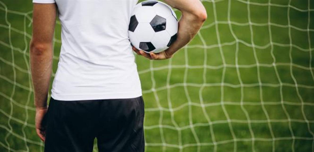 في وسط الملعب... وفاة لاعب كرة قدم أثناء المباراة!