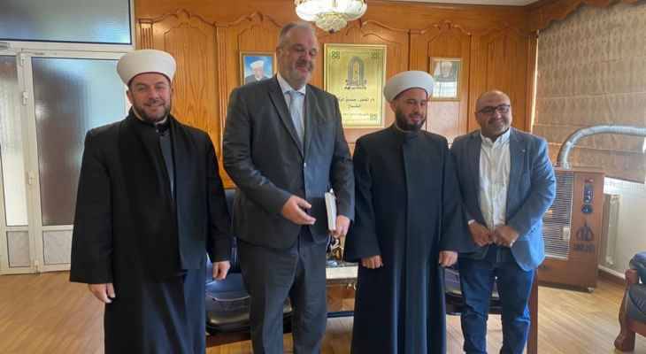 بوشكيان والحشيمي جالا
على المرجعيات مهنئين بالأعياد