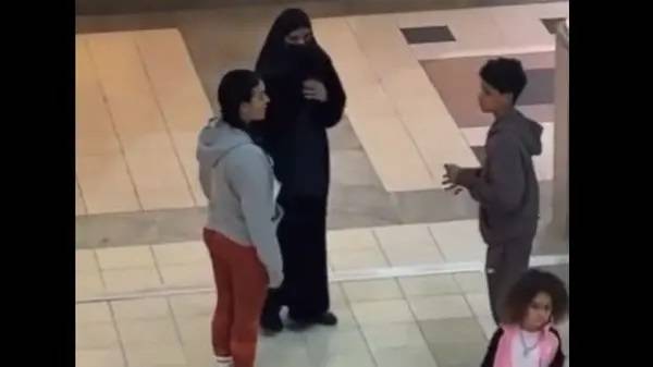 بالفيديو- جورجينا رودريغيز تتبضع بالثياب الرياضية في السعودية