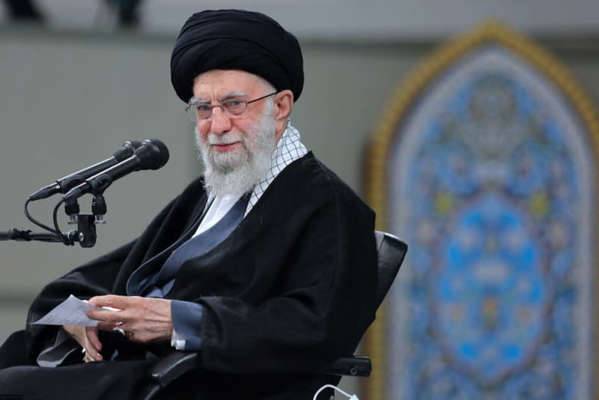 خامنئي: لا ينبغي اتهام من لا يرتدين الحجاب الكامل بالكفر