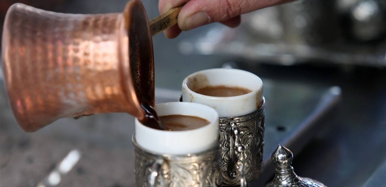 ما هي فوائد وأضرار تناول القهوة بعد وجبة العشاء؟