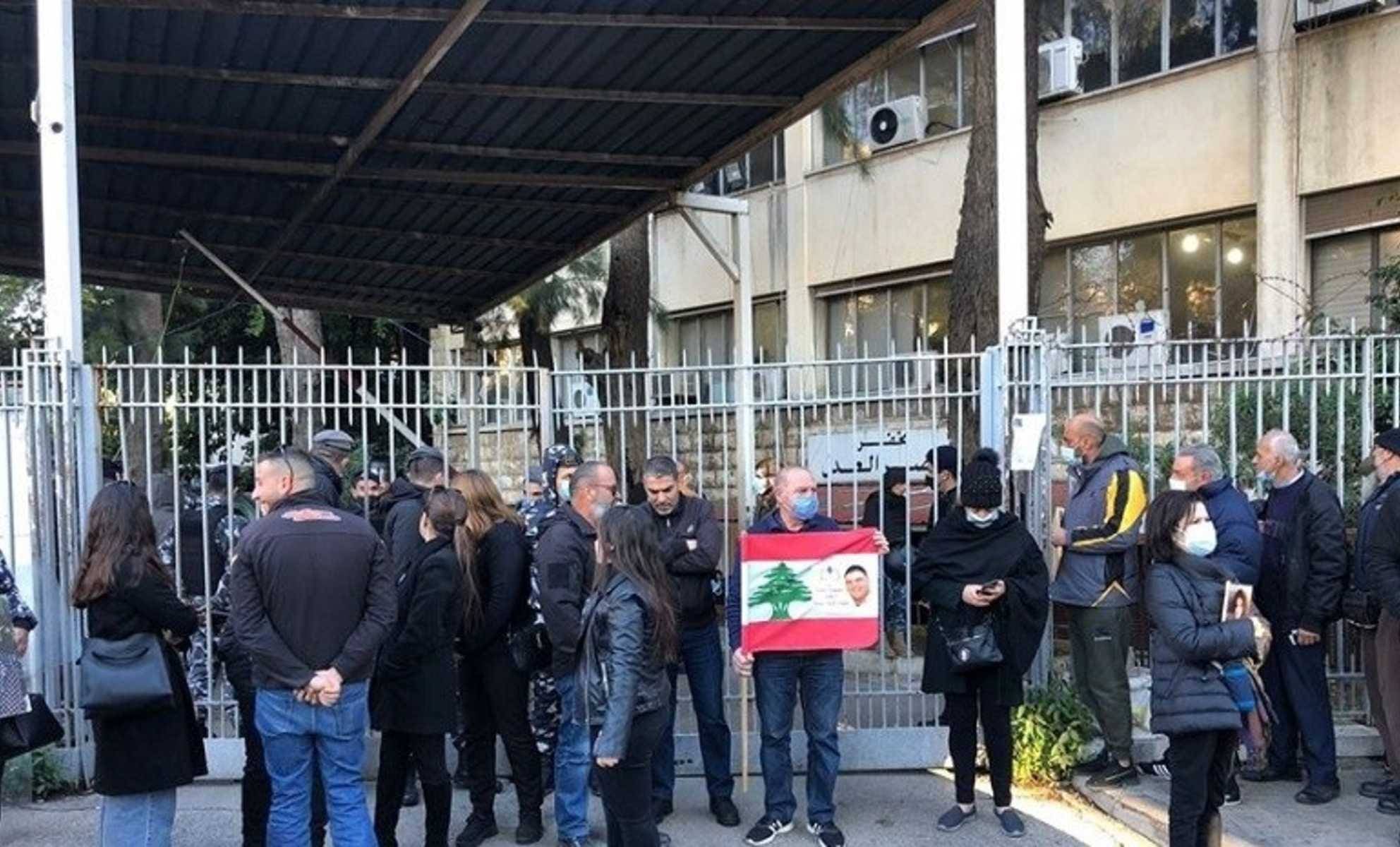 تضارب وإشكالات بين أهالي ضحايا المرفأ والقوى الأمنية أمام قصر العدل