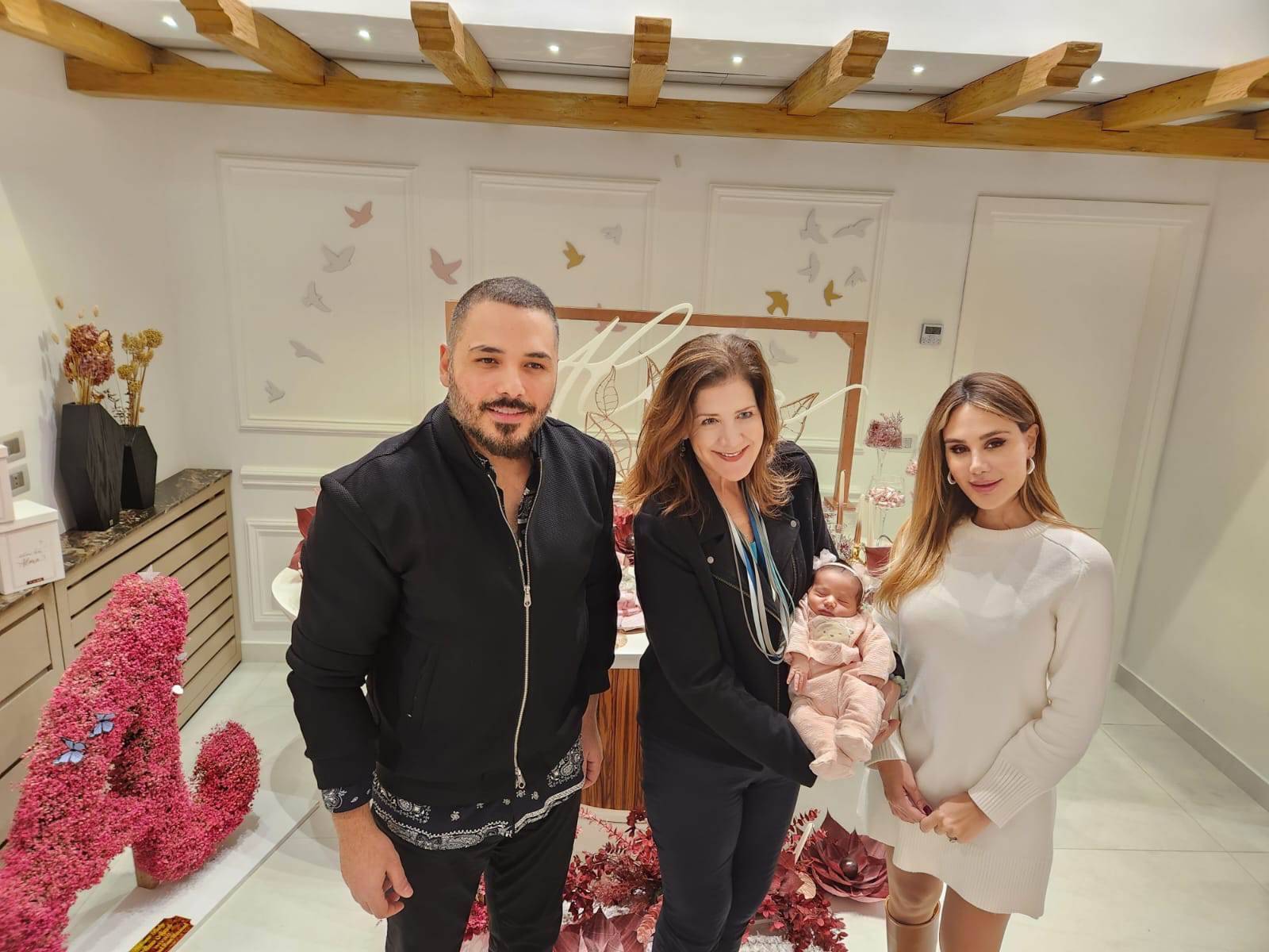بالفيديو- السفيرة الأميركيّة في منزل رامي عياش مهنئةً بمولودته الجديدة