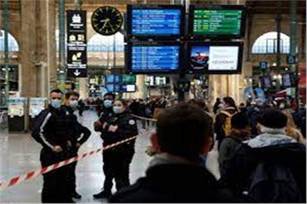 هجوم بسكين في محطة للقطارات بباريس والشرطة تعتقل المنفذ
