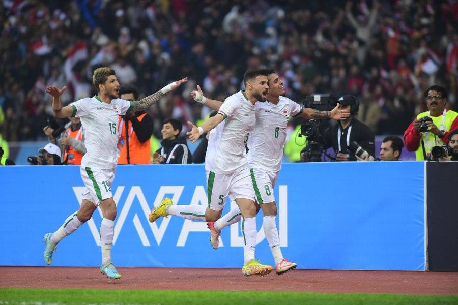 بـالفيديو.. انهيار  فرحة لاعبي العراق بعد التأهل لنهائي خليجي 25