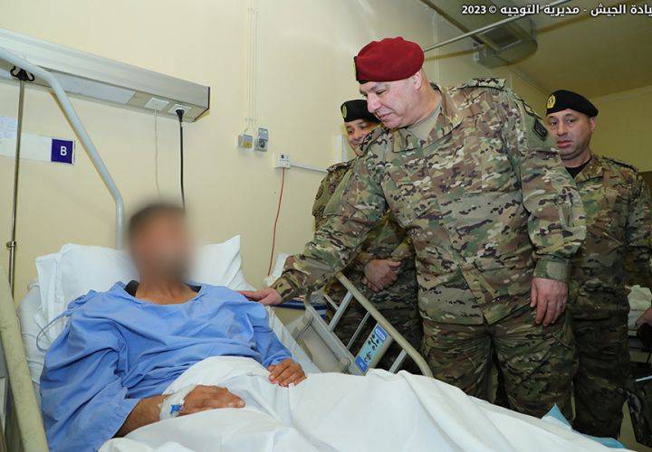 زار عسكريَّين جريحَين.. وقيادة فوج التدخّل الرابع
قائد الجيش: مصممون على خوض حربنا ضدّ المخدرات