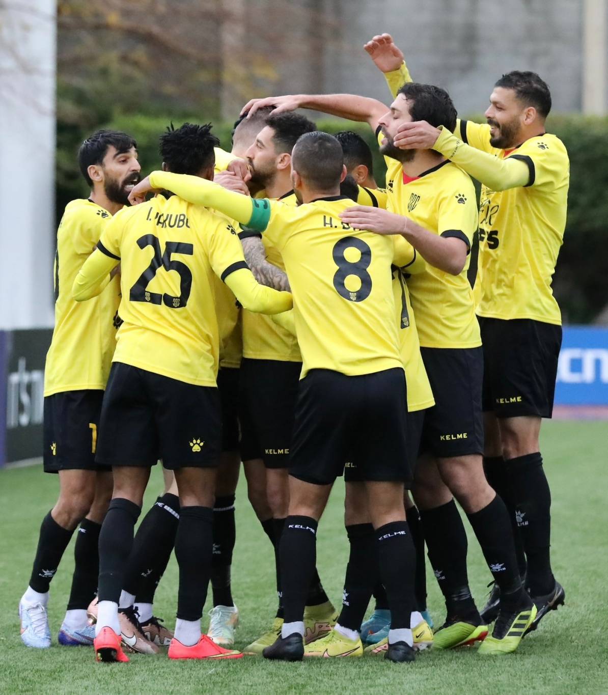 بطولة لبنان في كرة القدم :
فوز العهد على الساحل (2-1)