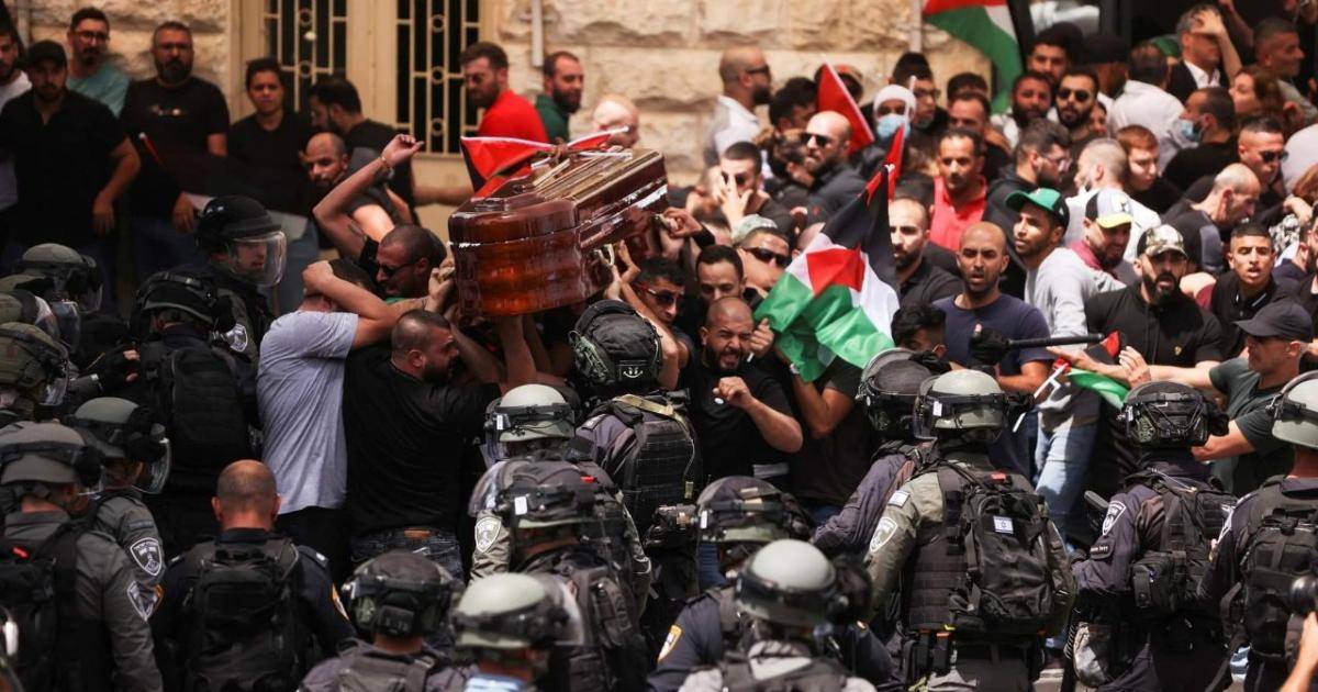 الاحتلال مستمر في اعتداءاته... استهداف الجنازات
اشتية يطالب بريطانيا الاعتراف بفلسطين