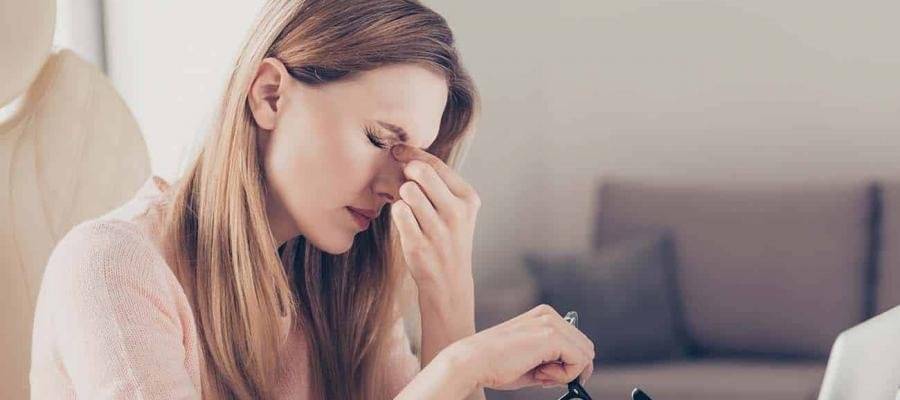 ما هي أسباب رؤية وميض أو فلاشات أمام العين؟