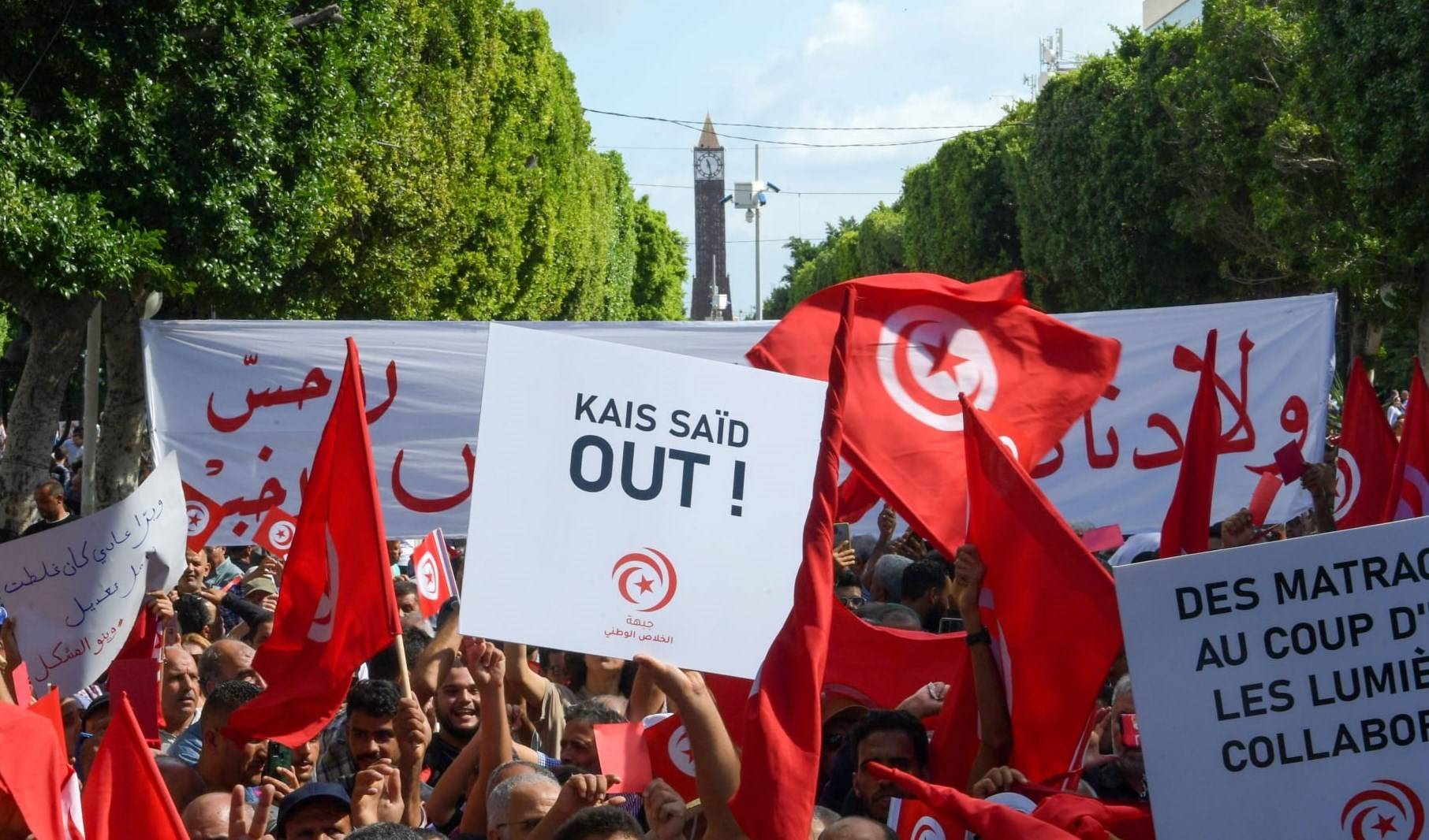 تظاهروا بشارع بورقيبة رغم القيود
 آلاف التونسيين ينادون برحيل قيس سعيد
