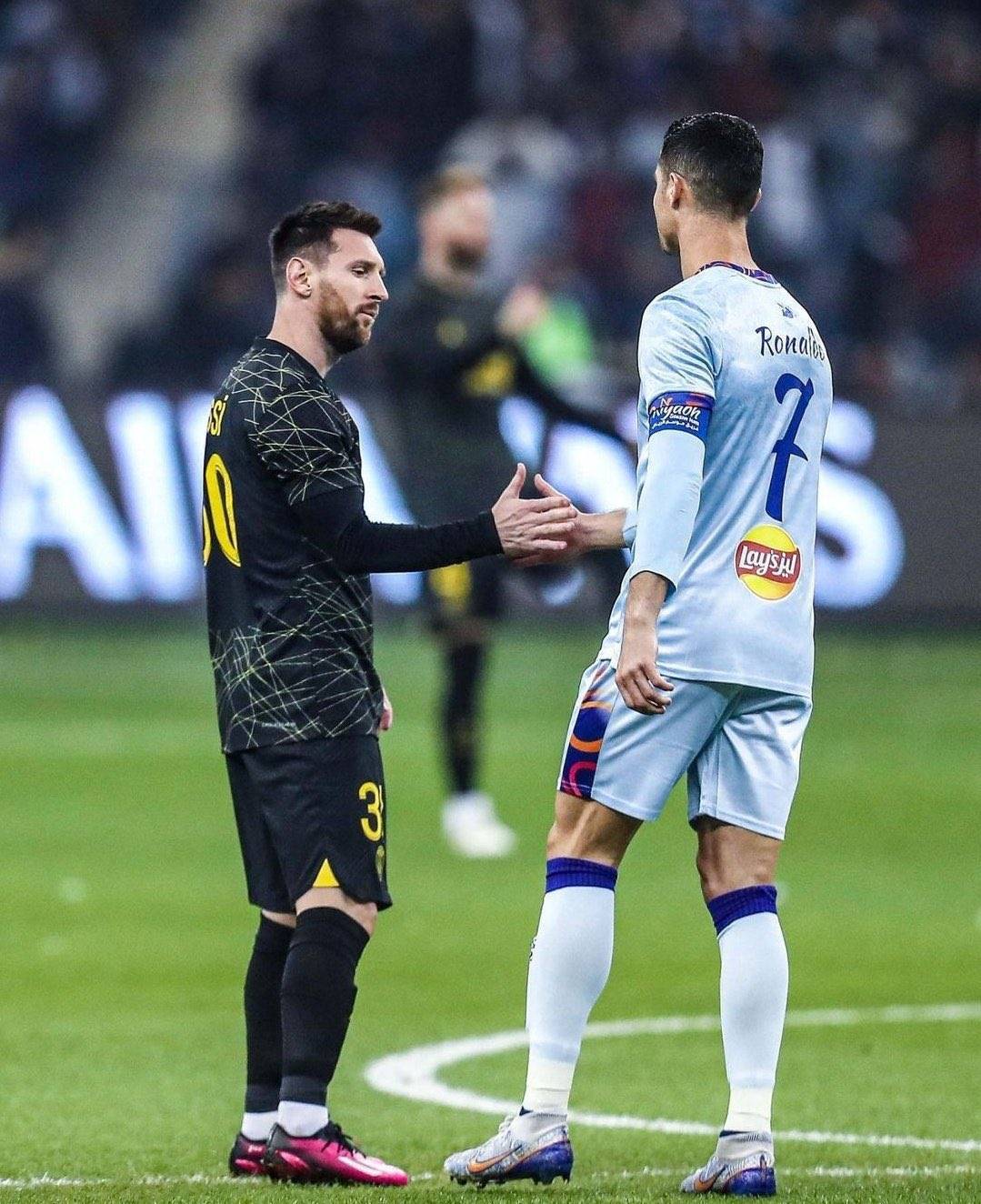 بالفيديو- مواجهة ميسي ورونالدو في السعودية تنتهي بعناق
