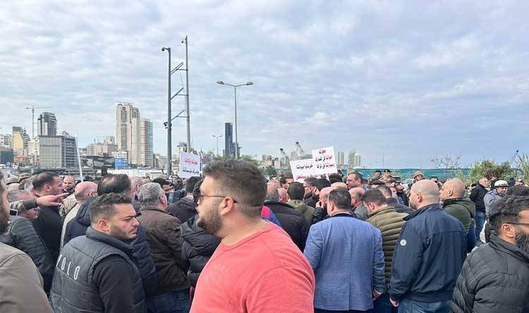 مستوردو السيارات المستعملة وأصحاب المعارض قطعوا الطريق عند تمثال المغترب