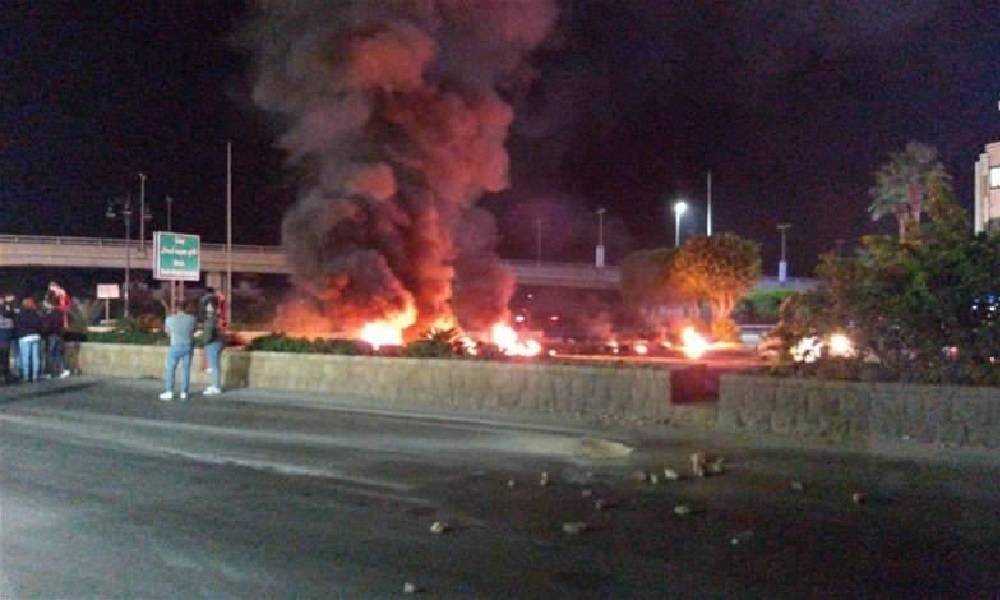 احتجاجا على تردي الاوضاع... قطعت طريق عبرا بالإطارات المشتعلة