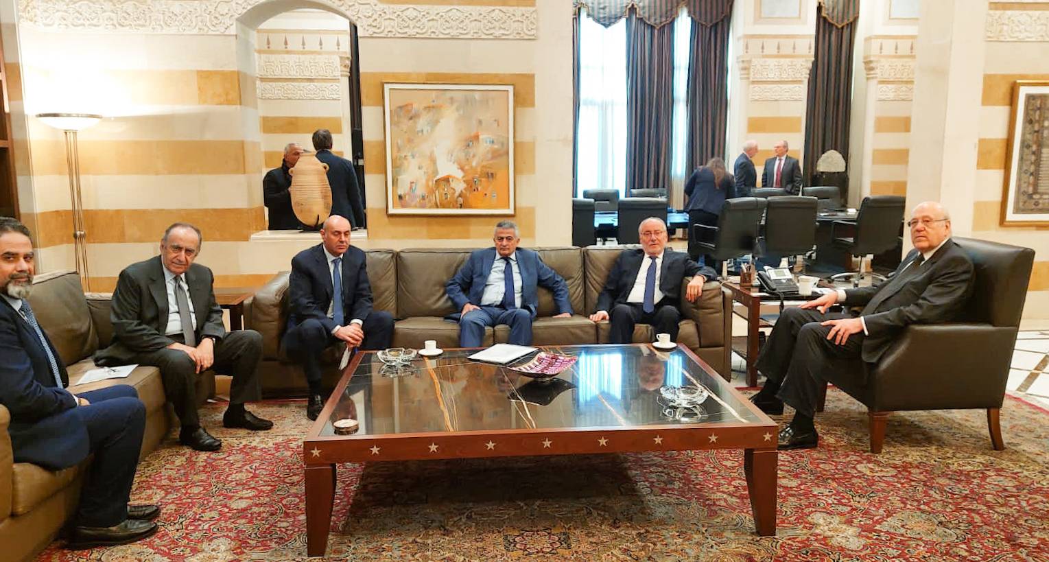 ميقاتي بحث مع الحلبي مطالب المعلمين
وترأس اجتماعاً لبحث موازنة 2023