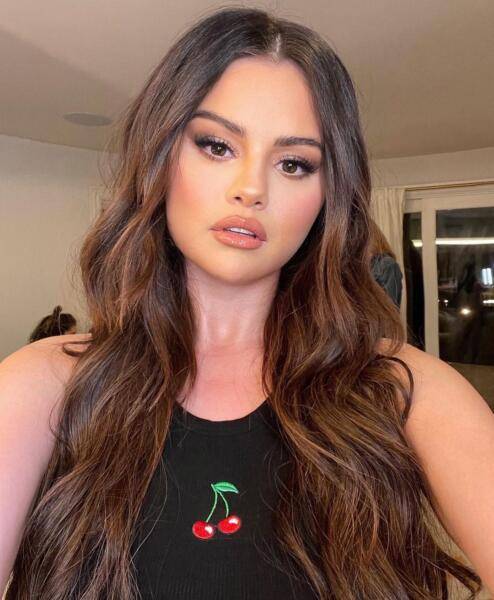 سيلينا غوميز  توضح حقيقة ارتباطها