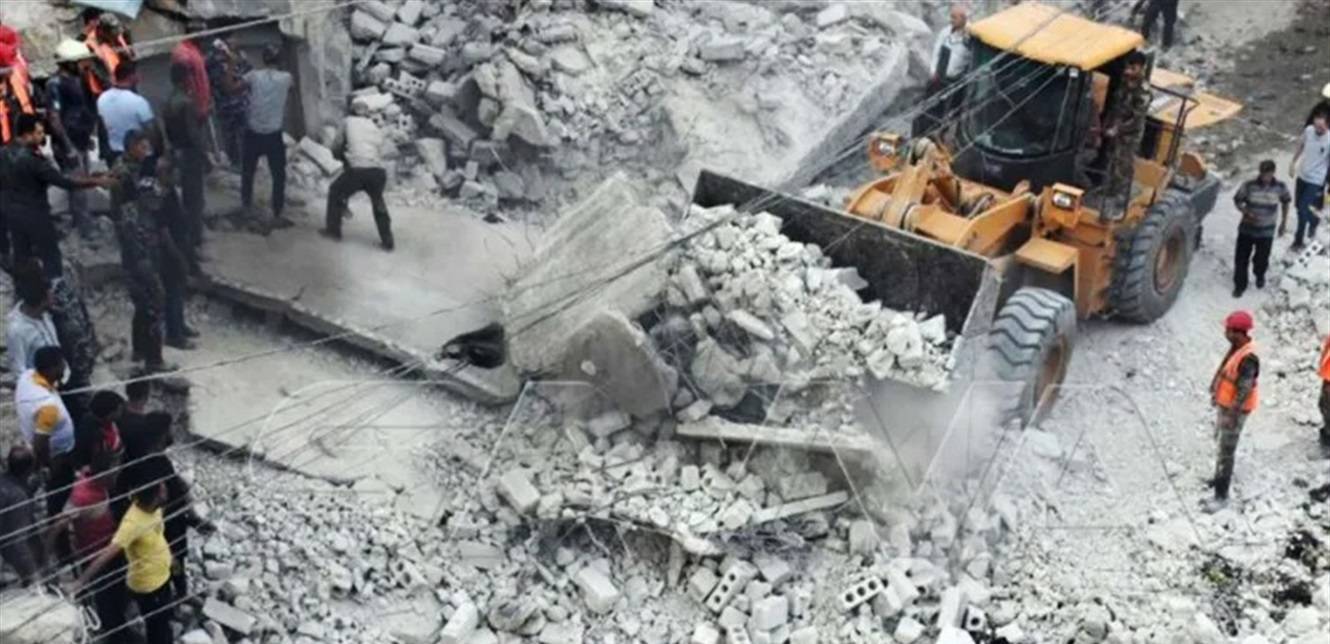 مقتل 10 أشخاص بانهيار مبنى في مدينة حلب السورية