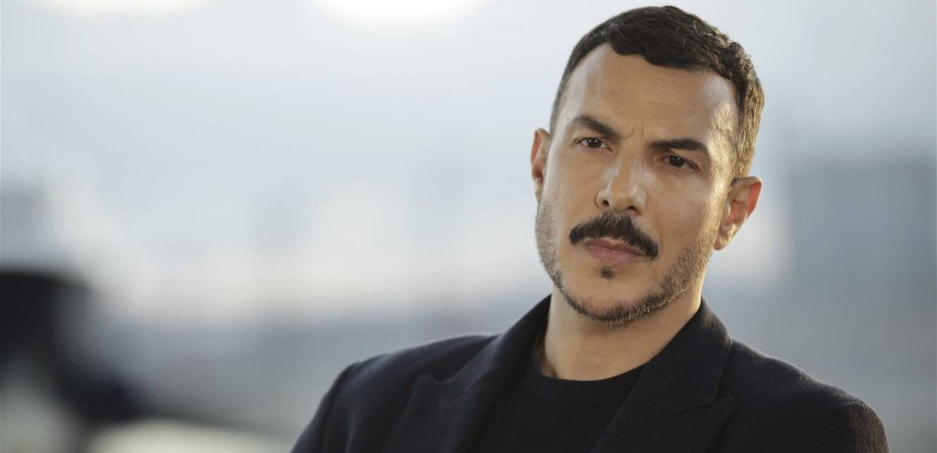 متزوج من إحدى معجباته ومُصاب بمـرض لا دواء له.. تعرفوا إلى بطل مسلسل "الثمن" باسل خياط