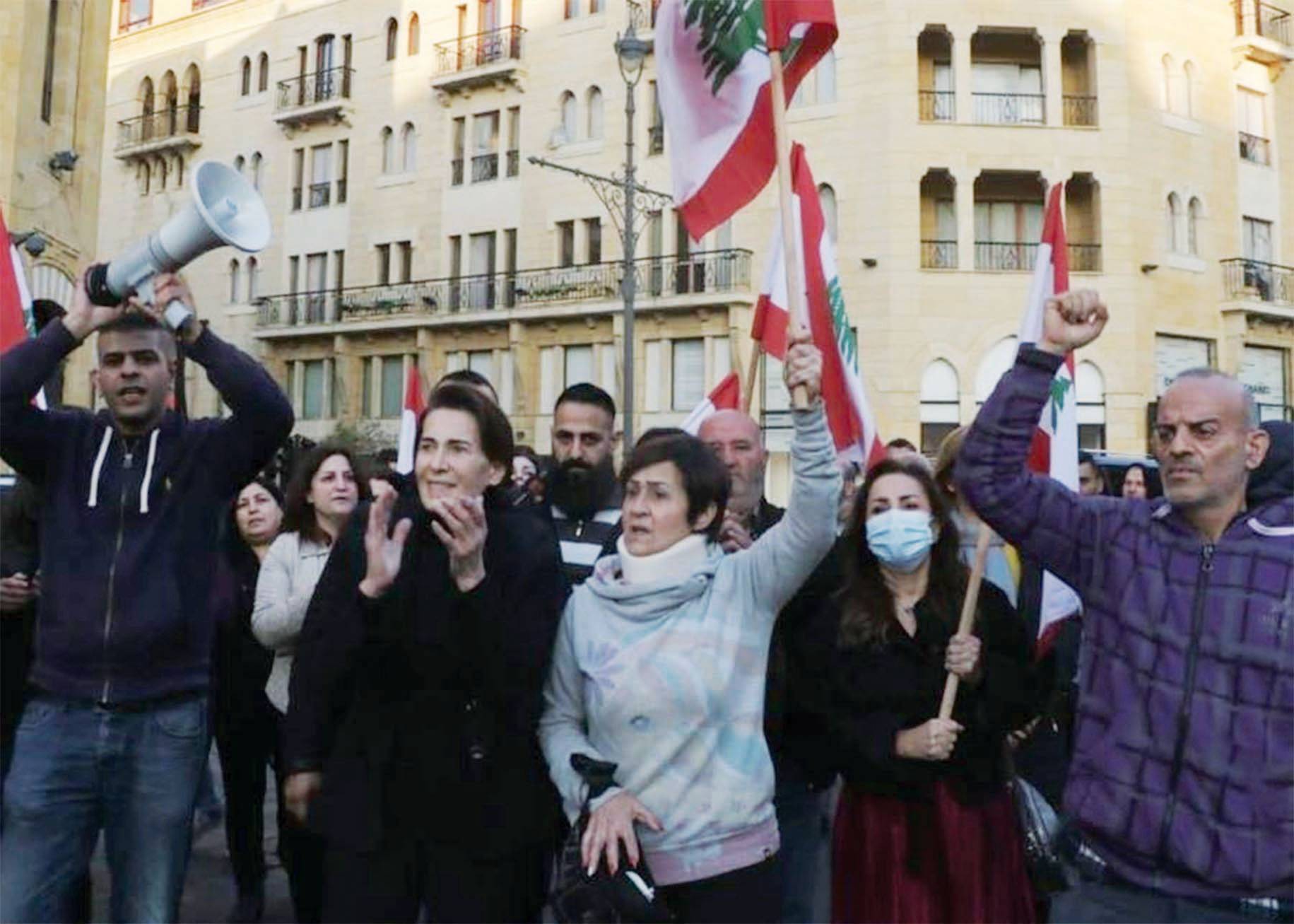 حوارات ثنائية في «الوقت الضائع» لكسر الجمود... لكن الحل الرئاسي مؤجل
تحرك جنبلاط: اقل من مبادرة واكبر من لقاء... وزيارة «القوات» لم تقنع النواب المعتصمين
واشنطن وفرنسا في مرحلة «الاستطلاع والمتابعة»... والسعودية تنأى بنفسها عن التسمية