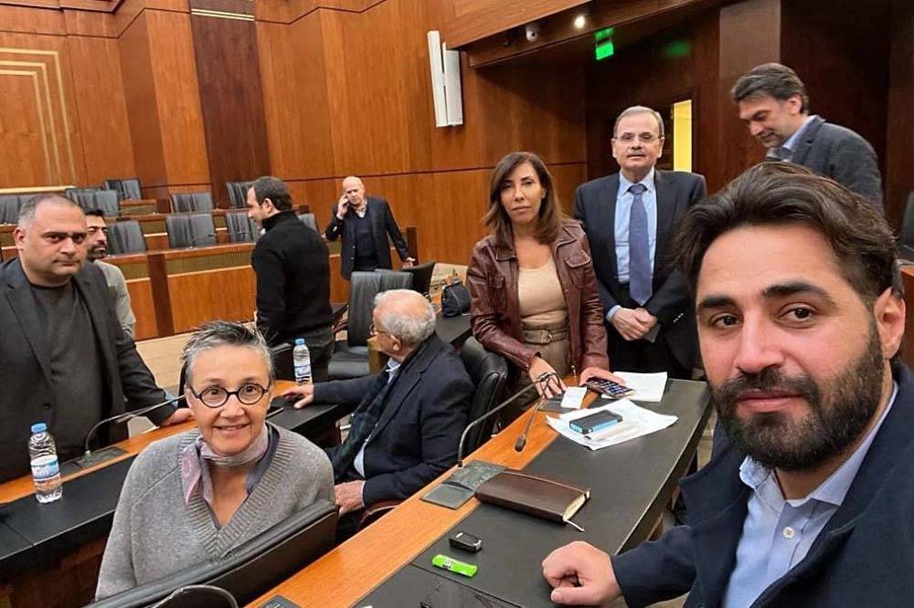 كباش صامت بين بري والنواب المعتصمين ...
وعبارة "مش علييّ" أوصلت الرسالة