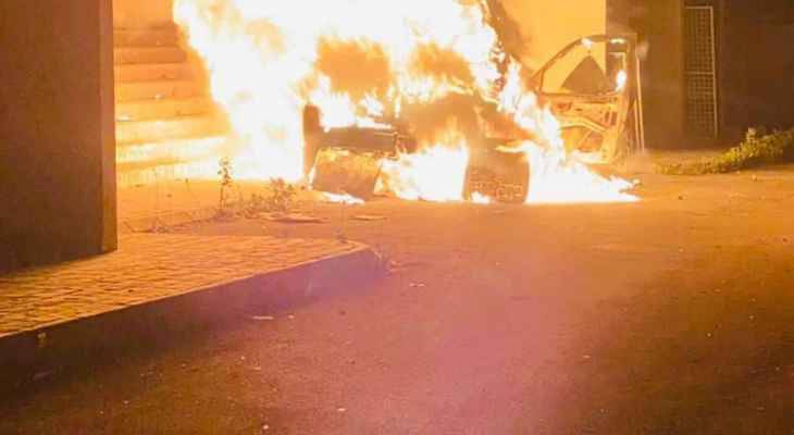 حالة غضب تسود بلدة العاقبية.. والاهالي تضرم النار في سيارة صاحب المعرض!