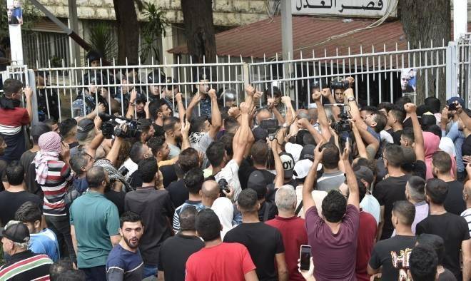 بالفيديو- تدافع وصراخ بين النواب والقضاة خلال الاجتماع في مكتب وزير العدل