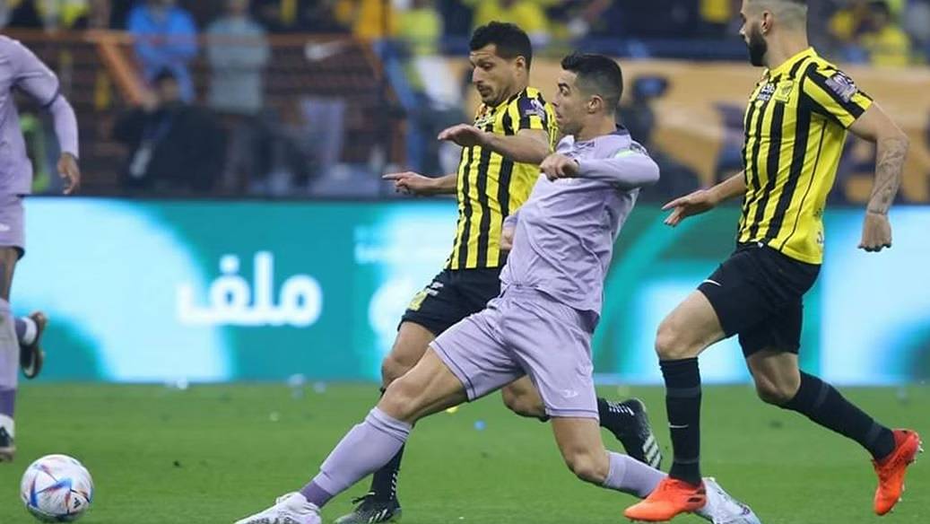 رونالدو يغادر الملعب مصاباً ويخسر أولى بطولاته مع النصر السعودي