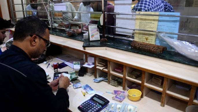 الروبية الباكستانية تتراجع إلى أدنى مستوى مقابل الدولار