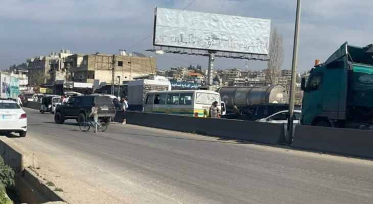 محتجون قطعوا طريق المنية الدولي في الاتجاهين بالسيارات والحجارة