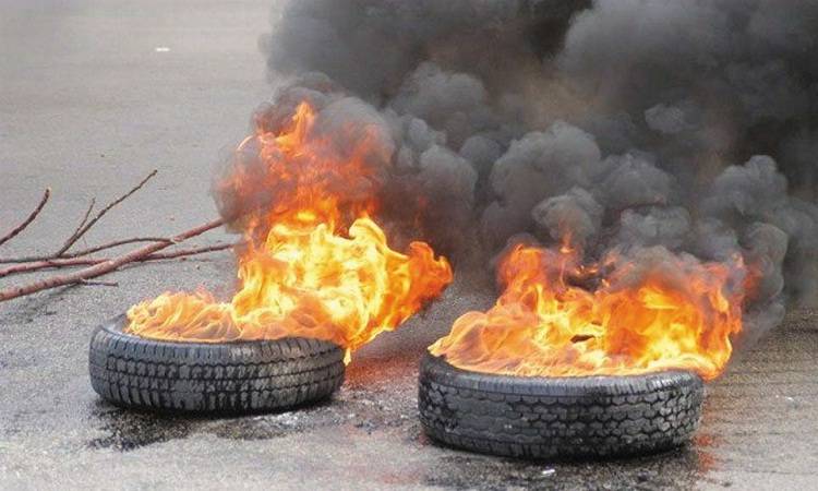 إحتجاجا على الإرتفاع الجنوني للدولار... اليكم الطرقات المقطوعة حتى الساعة