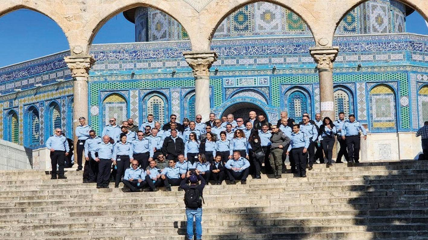 آليّة إسرائيليّة تدهس فلسطينيَّين في جنين... واستشهاد طفل فلسطيني
130 ضابطاً إسرائيلياً اقتحموا باحات المسجد الأقصى... وهدم لمنزل عائلة الشهيد التميمي