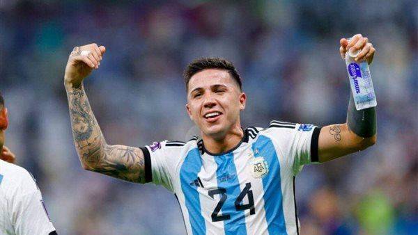 هل يصبح الأرجنتيني أنزو فرنانديز أغلى لاعب في بريطانيا؟