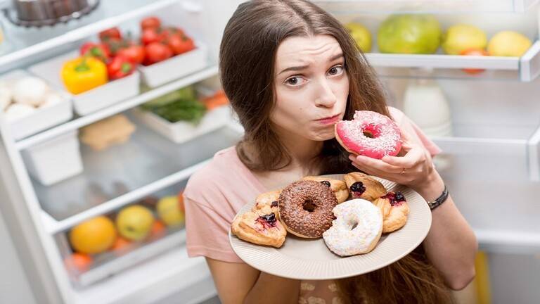 طبيب تغذية يتحدث عن مواد غذائية قد تسبب الكآبة والقلق
