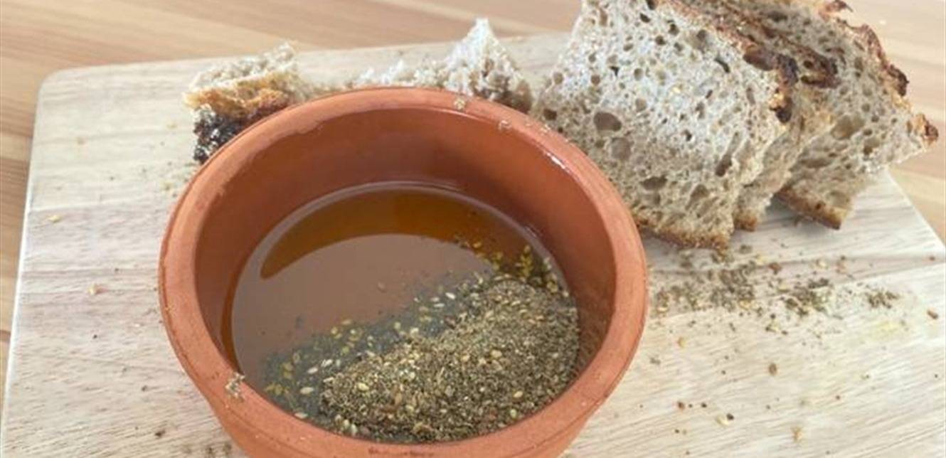 مأساة ممثل معروف: "عايشين أنا ومرتي عالزيت والزعتر والفواكه ما منعرفها"