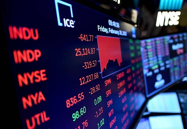 وول ستريت تغلق منخفضة.. بعد مخاوف من رفع الفيدرالي لأسعار الفائدة