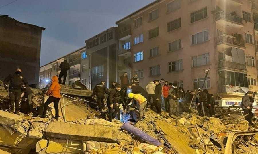 بعد زلزال مدمر ضرب تركيا وسوريا ...
لبنان يرسل فرق اسعاف ويعلن حال طوارئ ويستنفر اجهزة الاغاثة