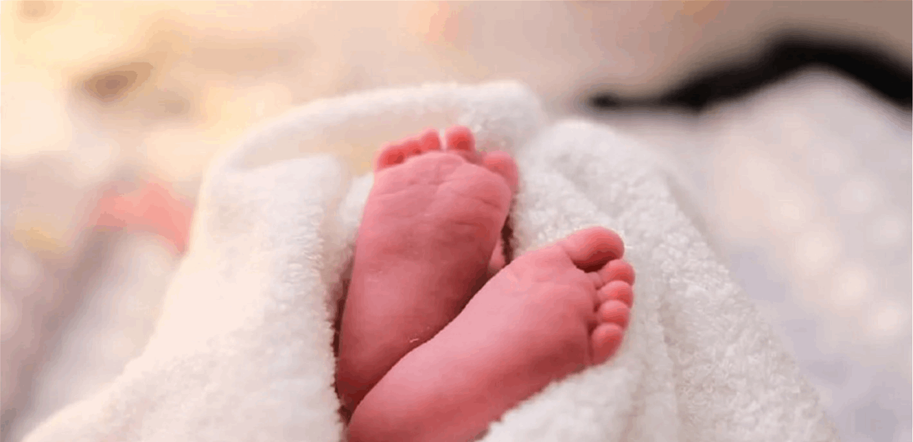خرج من بطن امه منتصرا... ماذا حمل بيده؟
