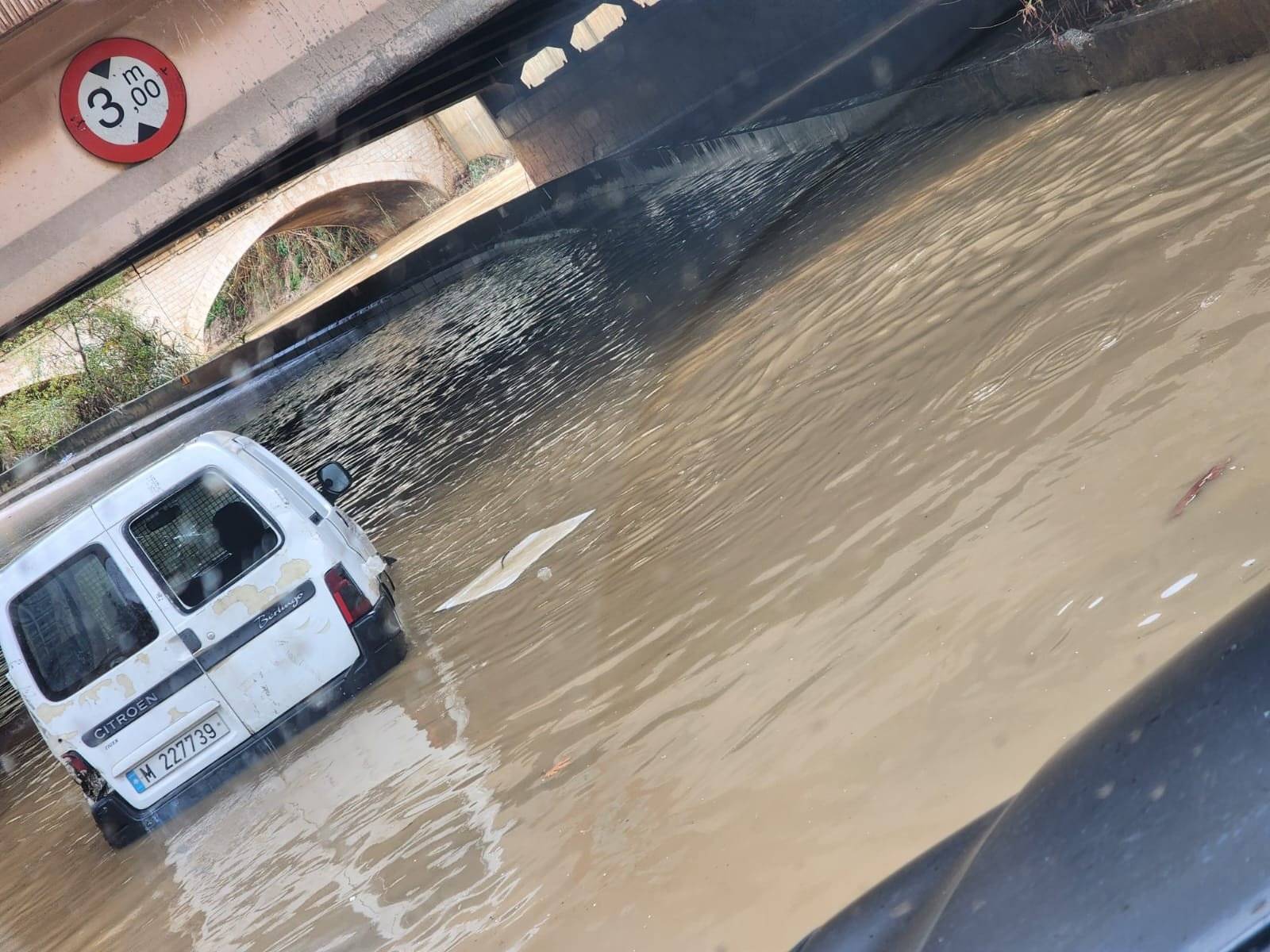 تجمعات المياه تقطع الطرق في نهر الكلب وجسر الباشا والناعمة