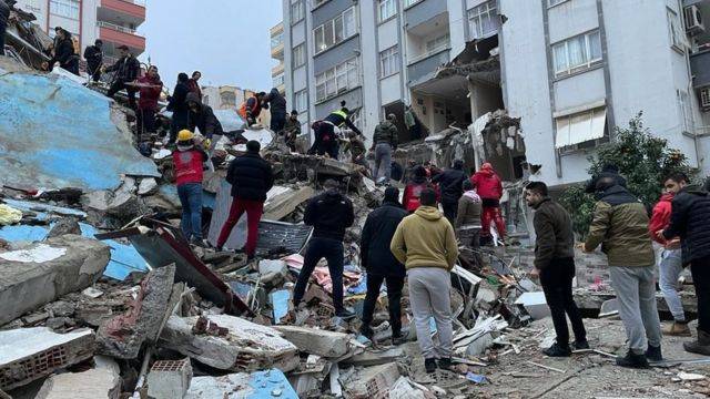 ماذا كشفت "الخارجية" عن اللبنانيين العالقين تحت الأنقاض في تركيا؟