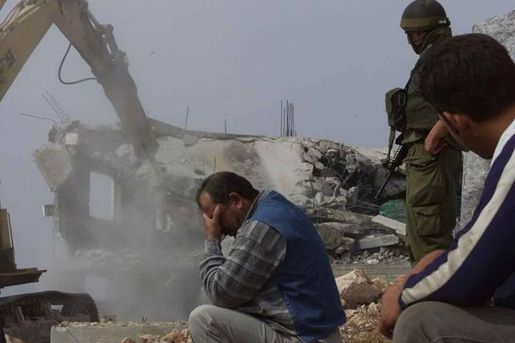 الاحتلال يجبر فلسطينيا على هدم منزله