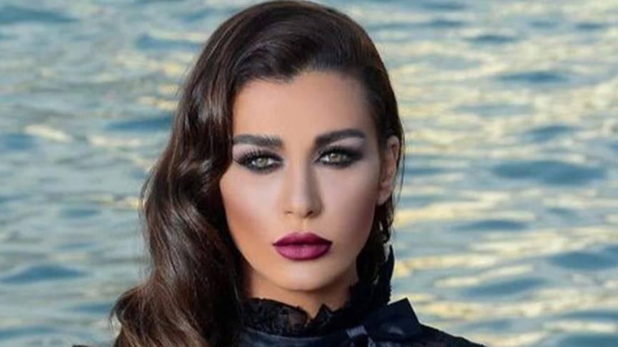 نادين الراسي عالقة على الحدود اللبنانية السورية.. ماذا حصل معها؟