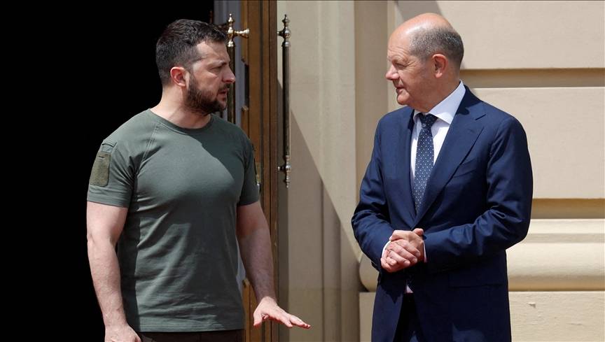 زيلينسكي: يجب أن أُجبر شولتس على مساعدة أوكرانيا