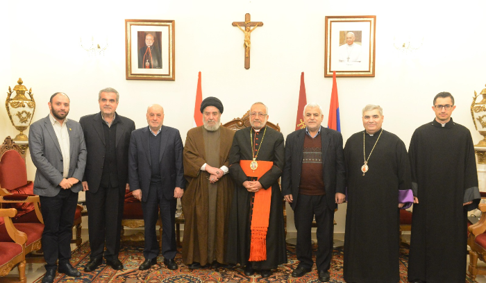 حزب الله يستكمل جولاته المسيحيّة... ولقاء جديد في بكركي
علاقة الرابية وحارة حريك جيّدة...وعون "مُشتاق لنصرالله ويتوق للقائه"