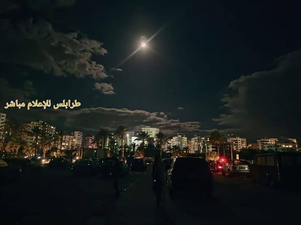 تجمع اهالي طرابلس داخل باحة المعرض