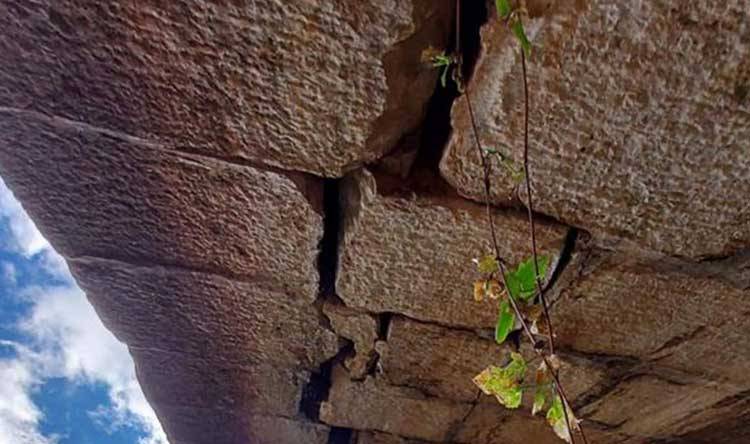 تشققات في هيكل جسر أثري في لبنان بعد الهزّة.. إيّاكم والسير عليه!