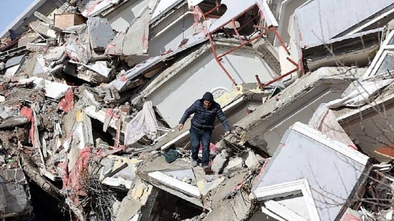 بعد تورطهم بأعمال السرقة في منطقة الزلزال... وزارة العدل التركية تقوم بإحتجاز 150 شخصا