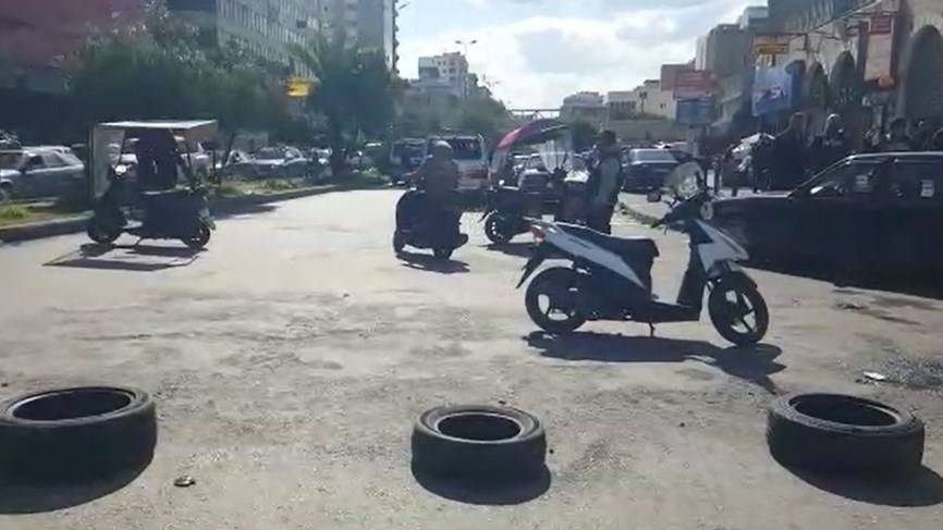بعد الارتفاع الجنوني للدولار.. محتجون يقطعون الطريق