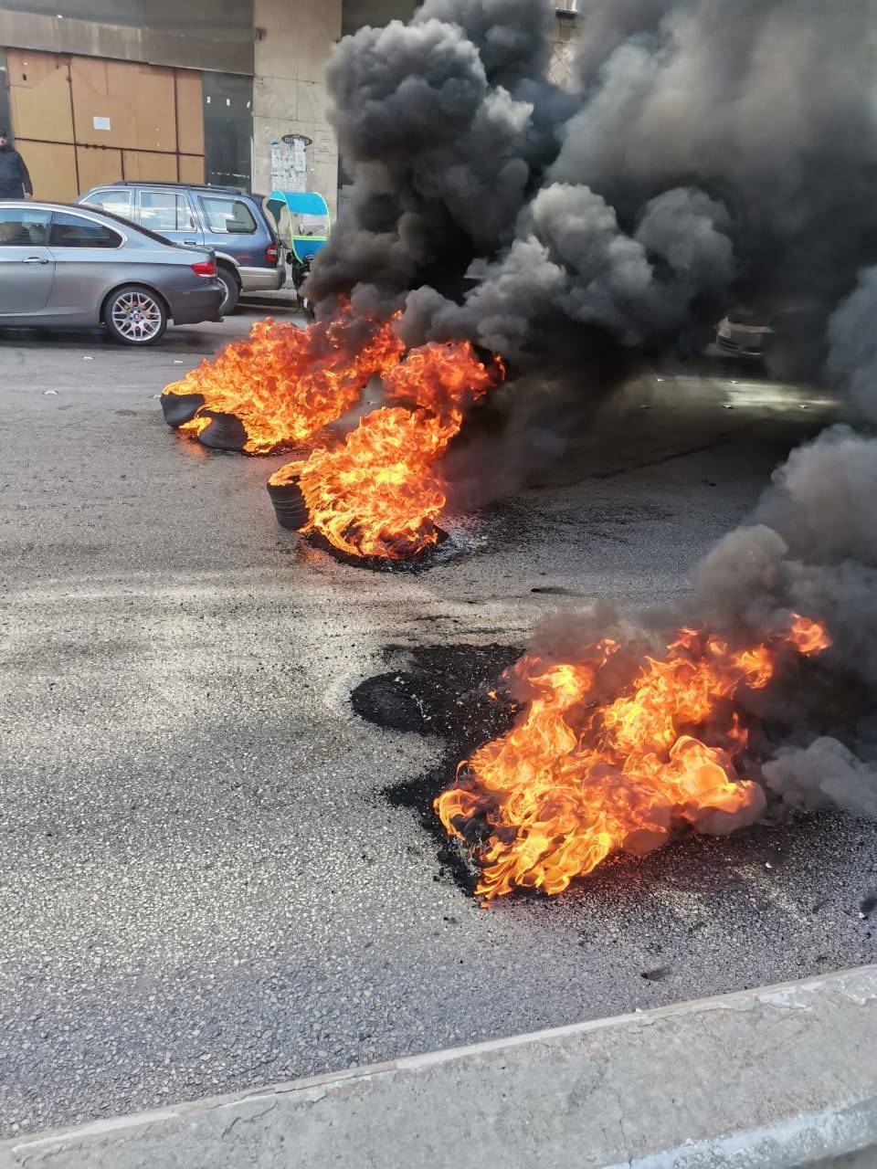 محاولات احراق عدد من فروع المصارف في بدارو واحراق
بوابة منزل رئيس جمعية المصارف في سن الفيل