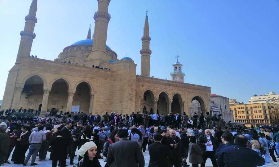 توافد شخصيات سياسية ودبلوماسية ووفود الى ضريح الرئيس الحريري