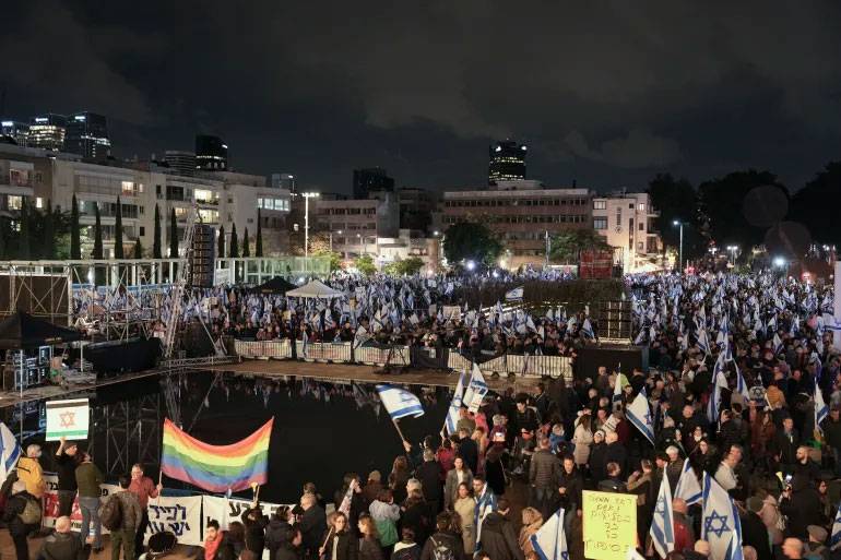 «الانقلاب القضائي» يدفع بعشرات آلاف «الإسرائيليين» الى الشارع
بينيت: هناك خطر حقيقي لاندلاع حرب أهليّة في «إسرائيل»