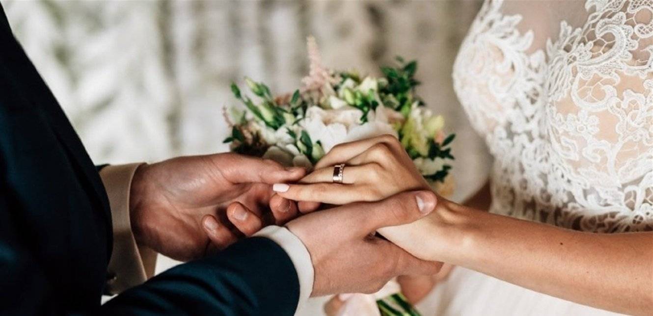 زفاف يتحول إلى مأساة.. دخول مميز لعروسين ينتهي بسقوط “الكوشة” إليكم ما حصل